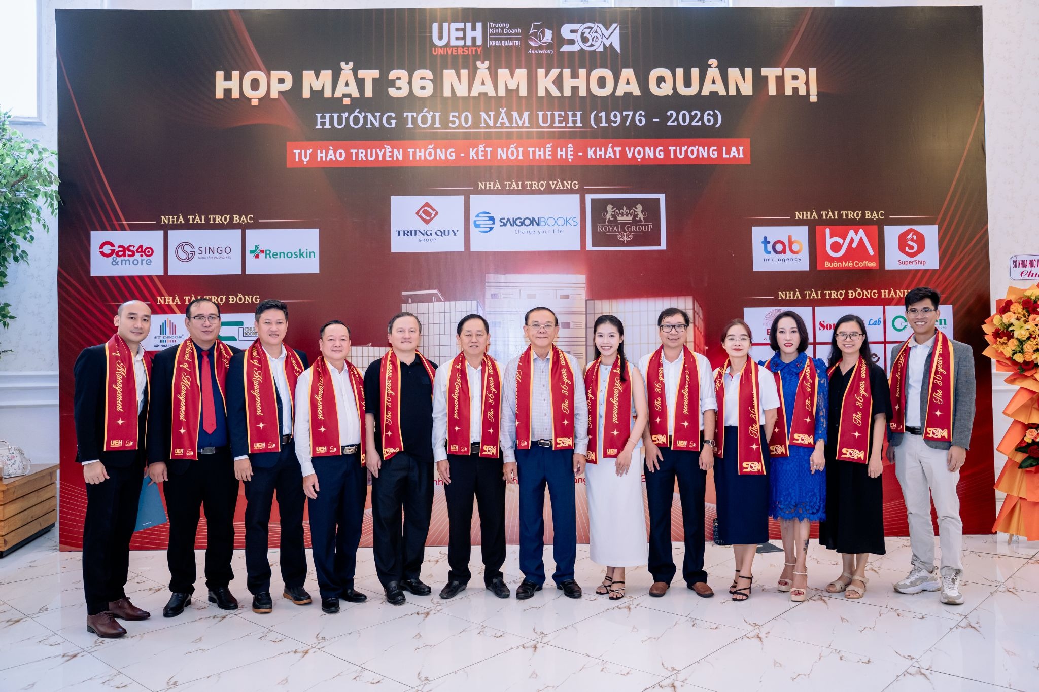 Đại biểu và cựu học viên tại chương trình 36 năm Khoa Quản trị UEH
